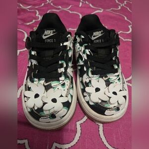 Size 8 Nike Force 1 Kids Little Girls Black and White Floral Velcro Sneakers